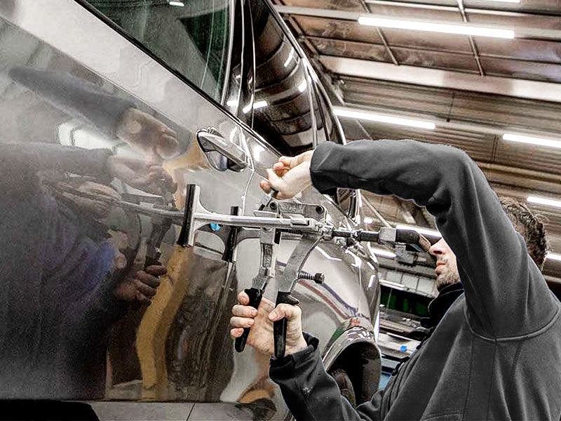 Dellen aus der Karosserie ziehen