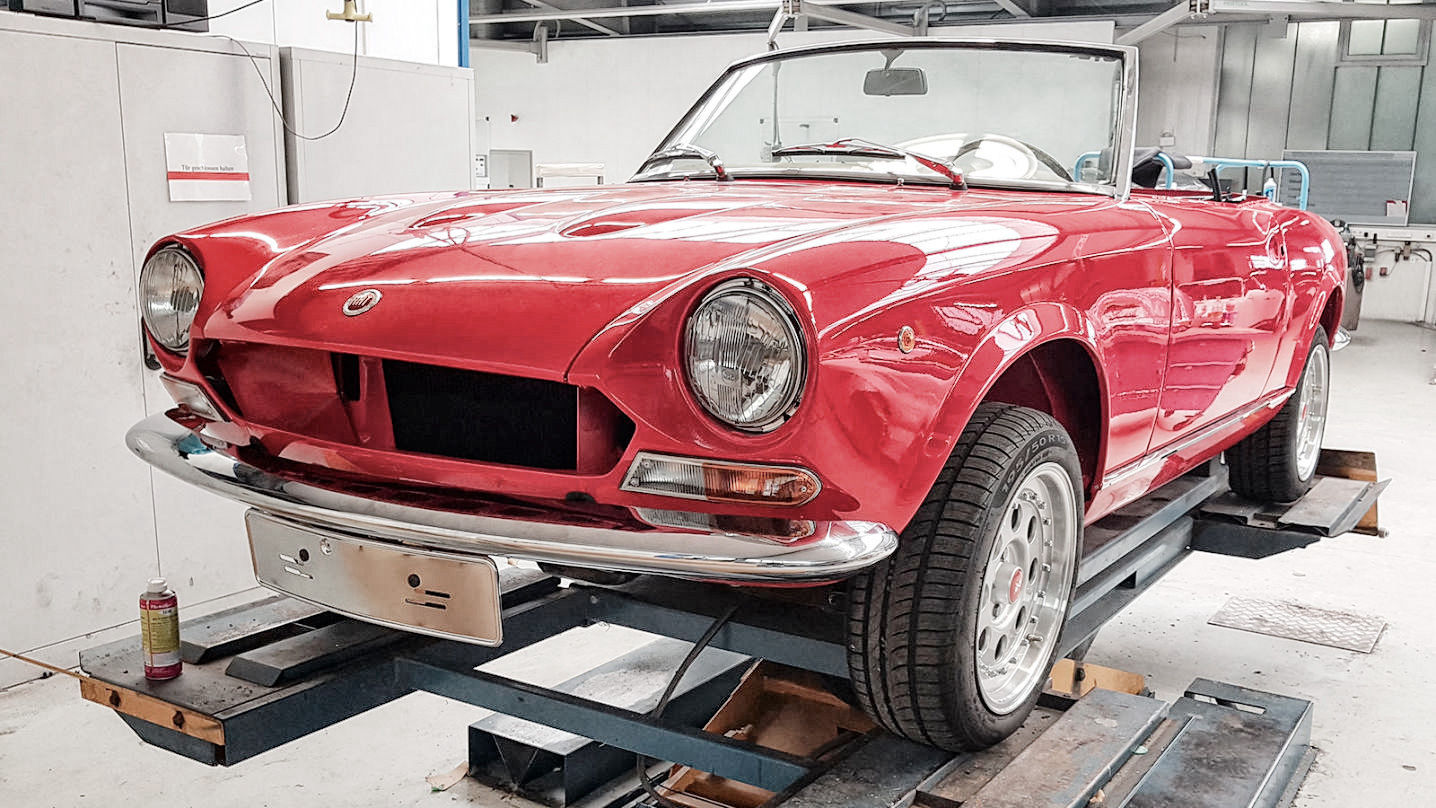 Teilmontierter Fiat Spider nach der Lackierung
