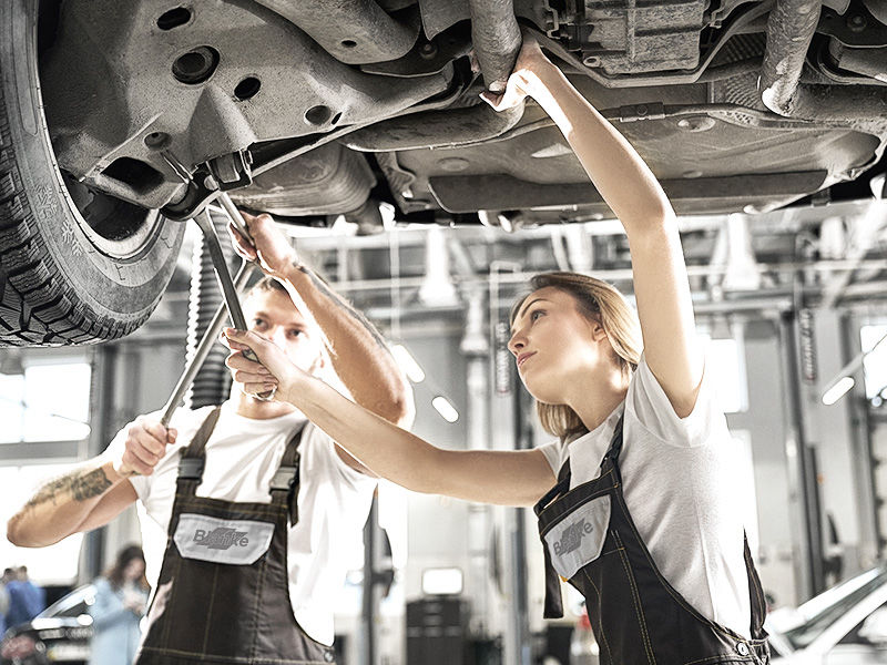 Mechaniker:innen bei Kfz-Blanke