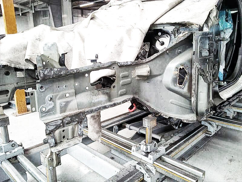 Karosserie wird auf der Richtbank in die Spur gezogen.