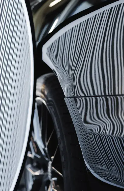 Reflexionsboard zeigt die gleichmäßige Karosserieoberfläche zur Dellenkontrolle - Karosserie Blanke Bremerhaven