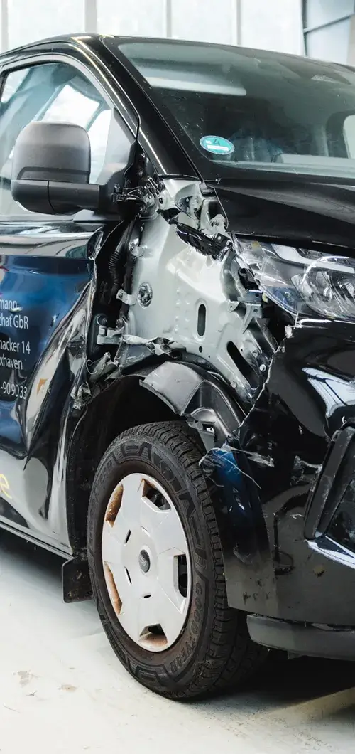 Starker Unfallschaden an Front- und Seitenbereich eines Fahrzeugs in der Werkstatt von Karosserie Blanke