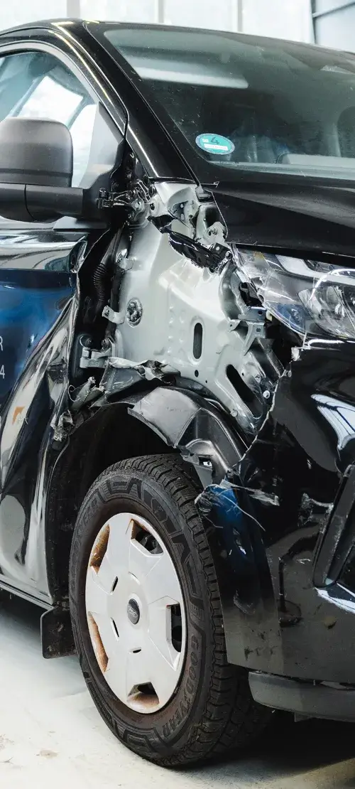 Starker Unfallschaden an Front- und Seitenbereich eines Fahrzeugs in der Werkstatt von Karosserie Blanke